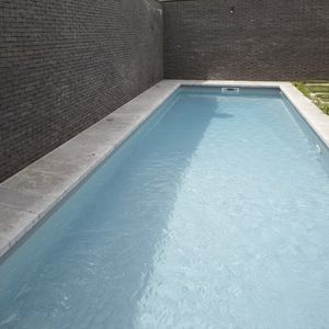 borde de piscina de piedra natural