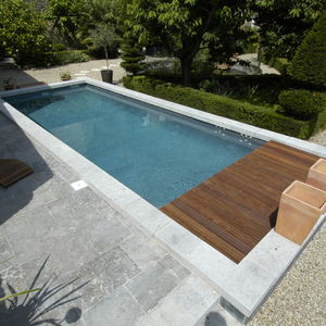 borde de piscina de piedra natural