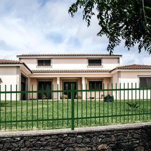 valla con barrotes