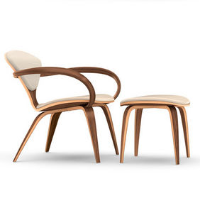 sillón de diseño orgánico / de nogal / con reposabrazos / con reposapiés