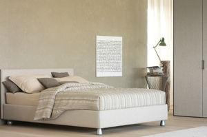 cama de matrimonio / contemporánea / tapizada / con cabecero