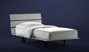 cama individual / contemporánea / de madera lacada / de nogal