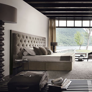 cama de matrimonio / Chesterfield / tapizada / con cabecero