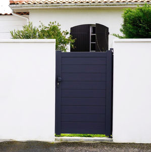 puerta para jardín de aluminio