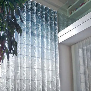 visillo con motivos decorativos