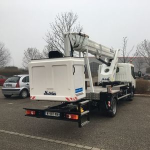 cesta telescópica montada en camión