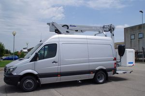 cesta telescópica montada en furgoneta