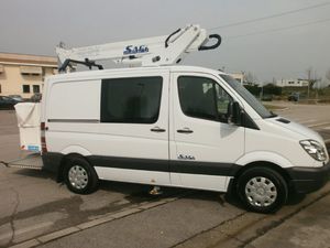 cesta telescópica montada en furgoneta
