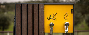 estación de reparación de bicicletas de metal