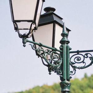 consola para poste de iluminación de hierro fundido