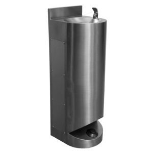 fuente de agua con pulsador de pie