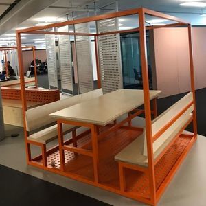 conjunto de mesa y banco contemporáneo