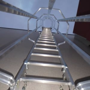 escalera elevada de crinolina