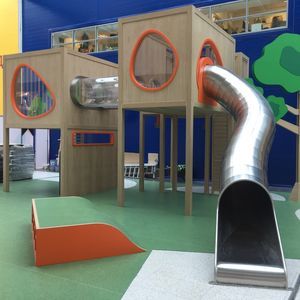 torre de juegos de madera