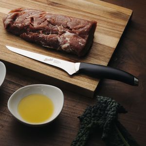 cuchillo para deshuesar con mango de plástico