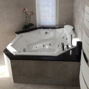 bañera de esquina