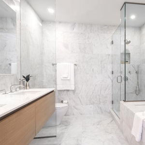 baño contemporáneo / de chapa de madera