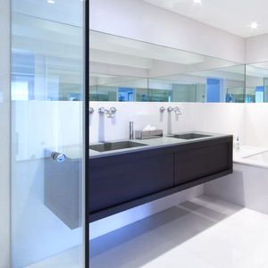 baño contemporáneo / de fresno / lacado
