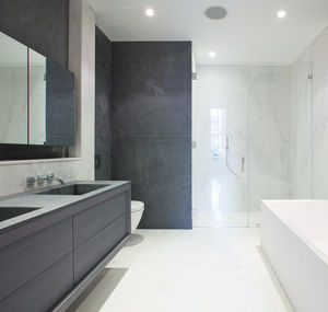 baño contemporáneo / de fresno / de mármol / lacado
