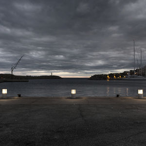 bolardo de iluminación urbano / de jardín / contemporáneo / de metal