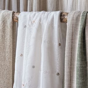 visillo con motivos decorativos