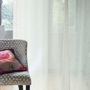 visillo con motivos decorativos