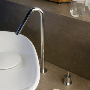caño para lavabo de metal cromado