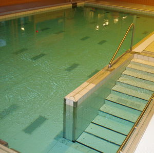 suelo móvil para piscinas de terapia