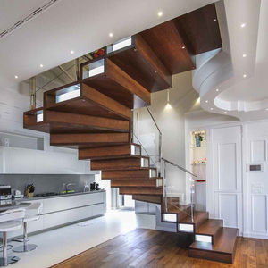 escalera circular / en U / estructura de madera / con peldaños de madera