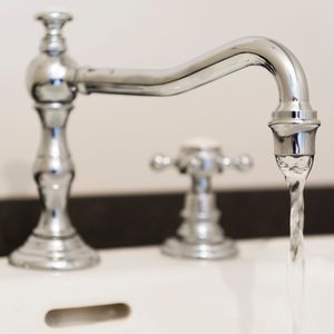 grifo bimando para lavabo