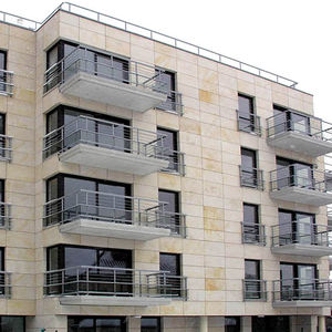 balcón con barrotes