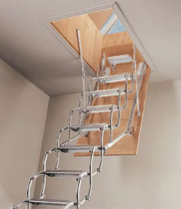 escalera elevada para trampilla de acceso a tejado
