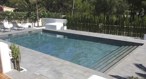piscina con escalera