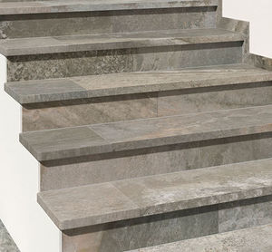 escalón de gres porcelánico
