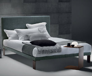 cama de matrimonio / contemporánea / con cabecero tapizado / con base de almacenamiento
