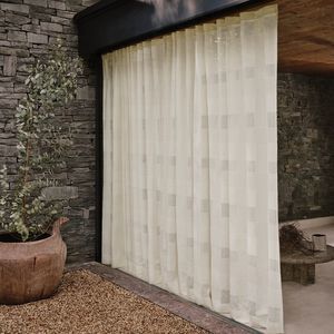 visillo con motivos geométricos