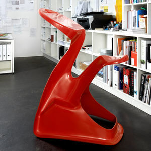 conjunto de mesa y silla de diseño orgánico