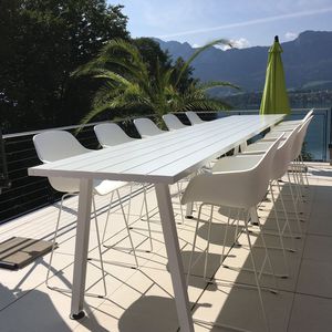 mesa alta contemporánea