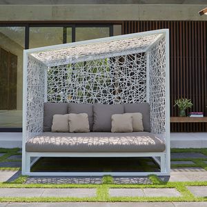 cama de jardín con dosel