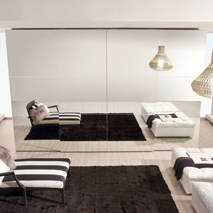 armario contemporáneo / de madera lacada / con puertas corredizas / con espejo