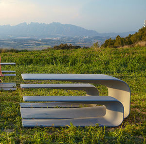 conjunto de mesa y banco contemporáneo