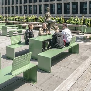 conjunto de mesa y banco contemporáneo