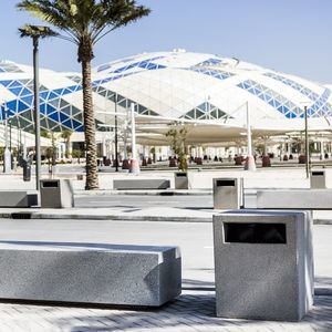 cubo de basura bajo encimera