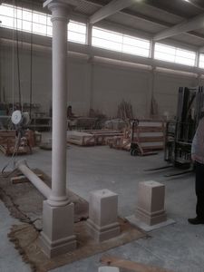 columna de piedra calcárea
