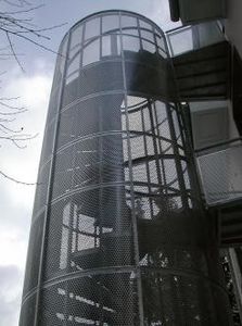 escalera de caracol / estructura de metal / con peldaños de metal / sin contrahuellas