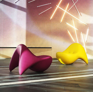 sillón bajo de diseño orgánico