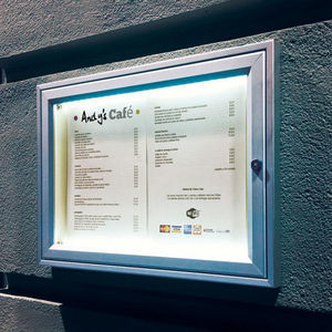 vitrina de anuncios de pared