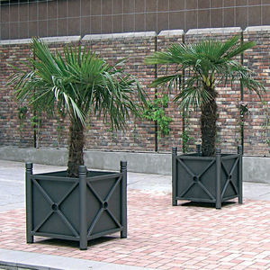 jardinera de madera exótica