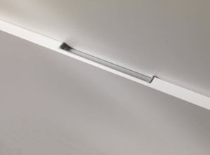 tirador para mueble de metal cromado
