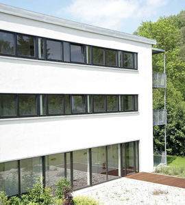 ventana abatible / de fuelle / de PVC / con vidrio doble